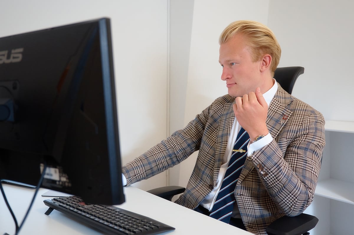 Johannes Lundgaard ved sit skrivebord hos Juhl Advokatfirma